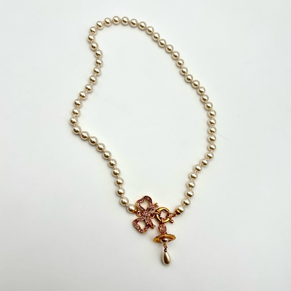 Elegant Pearl Necklace with Gold Accents - Picture 7 of 7